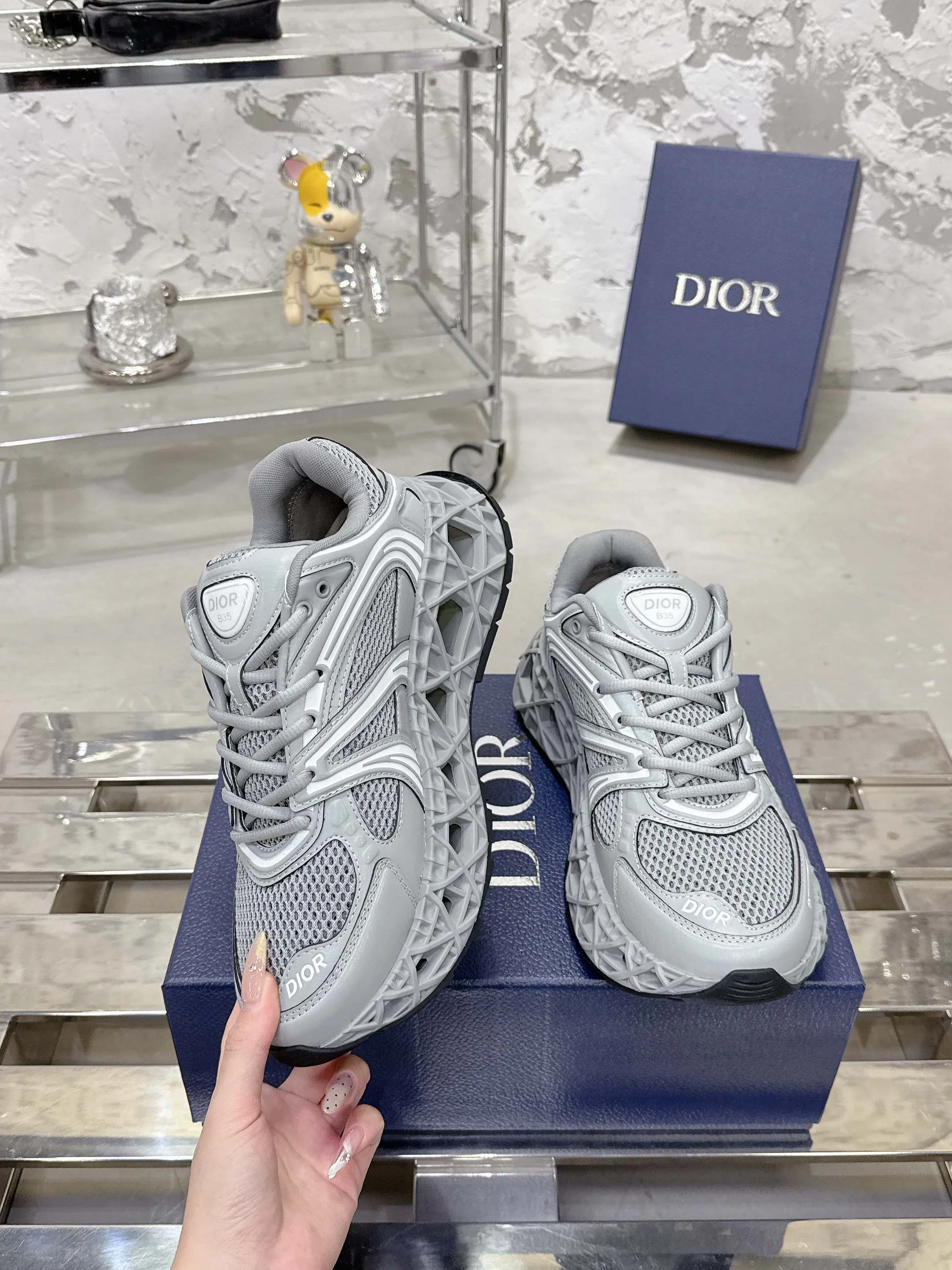Factory price 780💰 Top version! ! ! Dior (B35) DIOR spring and summer men's wear show, the show was held at the Valle de Grasse School in Paris. Kim Jones drew inspiration from the works of South African artist Hylton Nel. The details of the shoes, clog soles and tribal elements, cleverly blended luxury craftsmanship and practicality, with fresh childishness and bright temperament, creating a new season hot spot. Dior KAWA Dior co-branded casual sports shoes reinterpret running shoes with Dior's high-end style. B35 is made of fine-textured leather and mesh fabric materials. It can be worn in all seasons, is comfortable and breathable, and has multiple lines on the shoe body to outline details. It has a full retro three-dimensional feel and can create a casual look all year round! Fabric: Cowhide/customized cloth material Lining: Imported breathable mesh Outsole: Original molded outsole Size: 39-46 (customized at 45.46)
